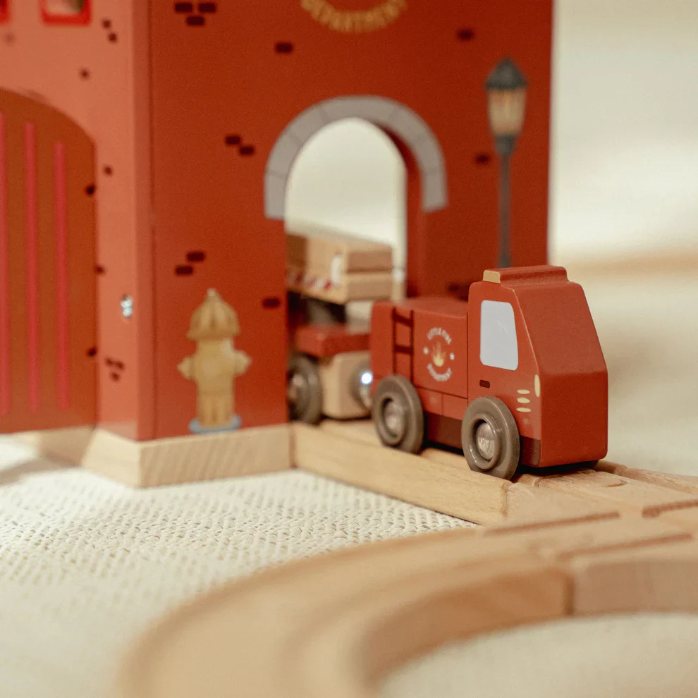 Little Dutch Wooden Fire Station - Image 4