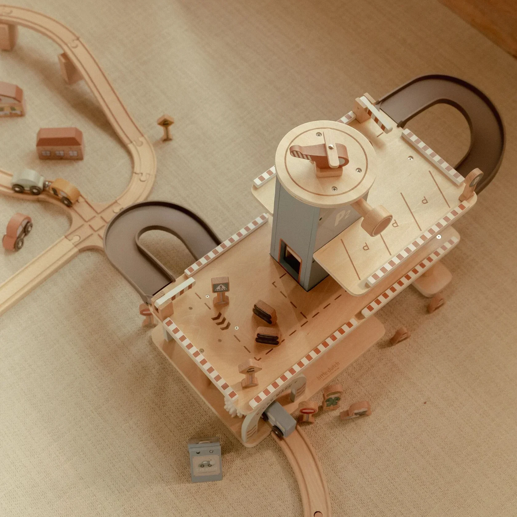 Little  Dutch Wooden Play Garage - Image 12
